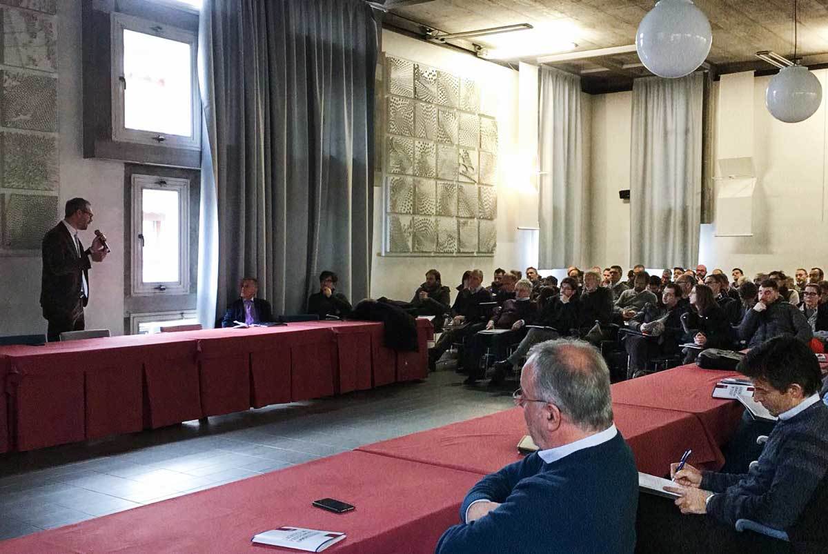 relatore spiega al pubblico al seminario di Eternoivica "l'Acustica nei procedimenti amministrativi"