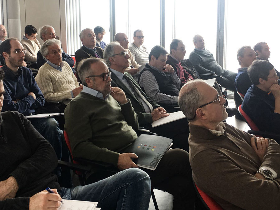 pubblico di ingegneri attenti agli interventi fatti dagli interlocutori al convegno di formazione in materia di acustica del 9 marzo 2018 a Venezia sponsorizzato da Eterno Ivica